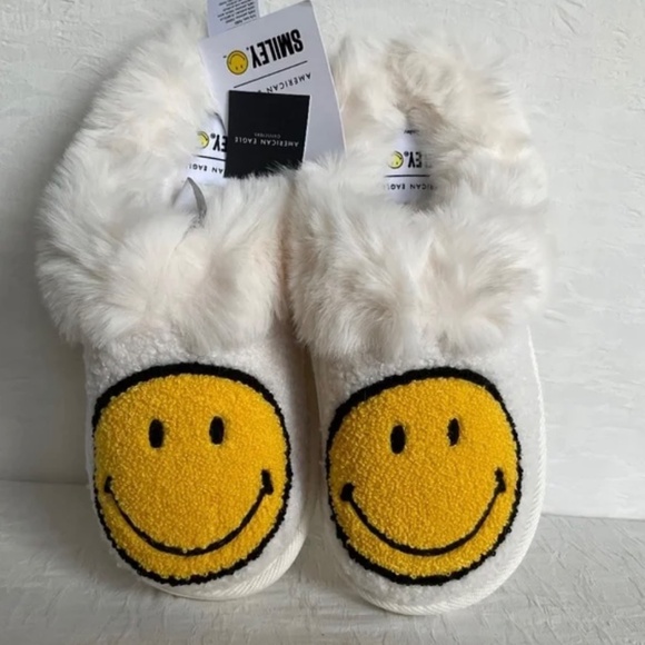 American Eagle Smiley®️ Scuff Slippers Happy Face Faux Fur Women’s Small… - Picture 12 of 12